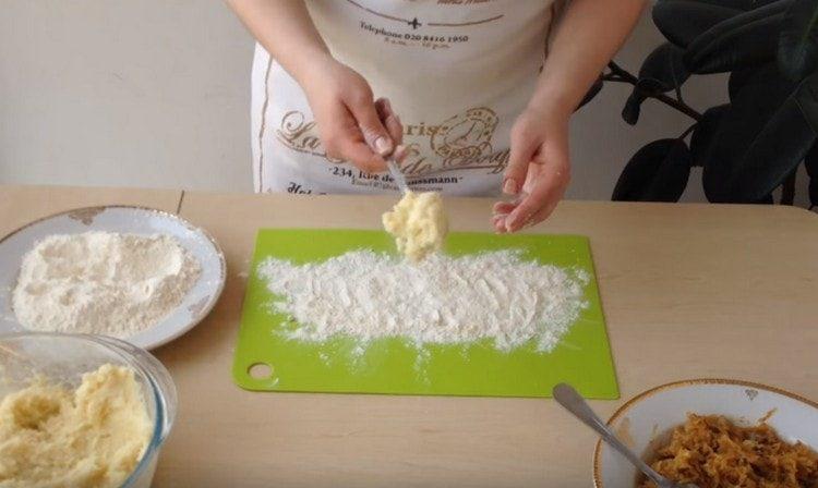 Distribuire una porzione dell'impasto su una superficie cosparsa di farina con un cucchiaio.