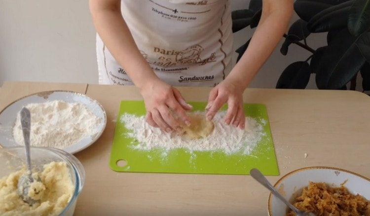 Formiamo una torta dall'impasto di patate.