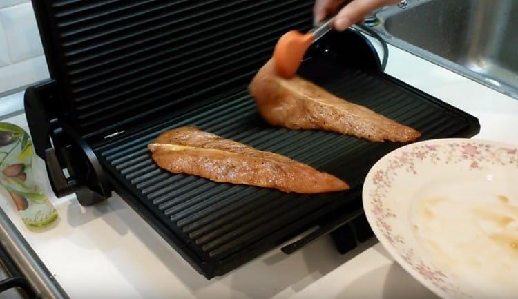 Cucinare il filetto di tacchino grigliato.