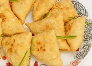 Samosas: una deliziosa ricetta per la cucina indiana.