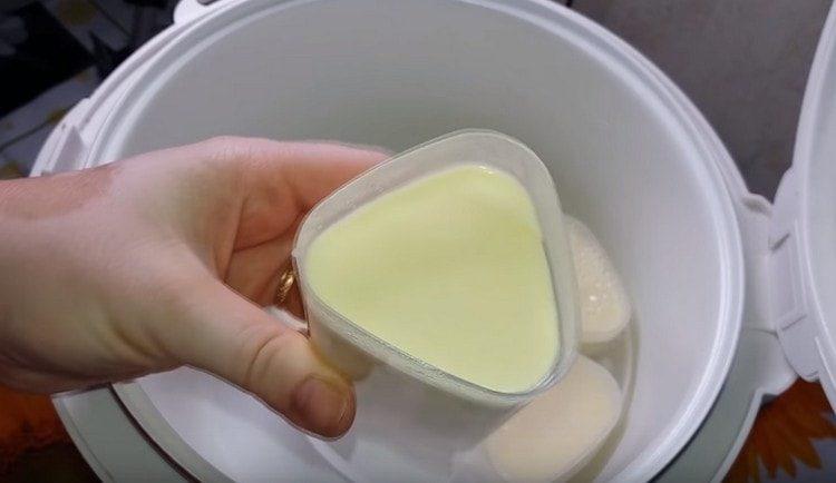 Dopo 8 ore, lo yogurt naturale è pronto.