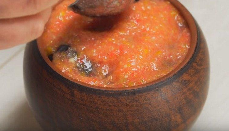 Quindi aggiungere le melanzane e coprire tutto con la salsa.