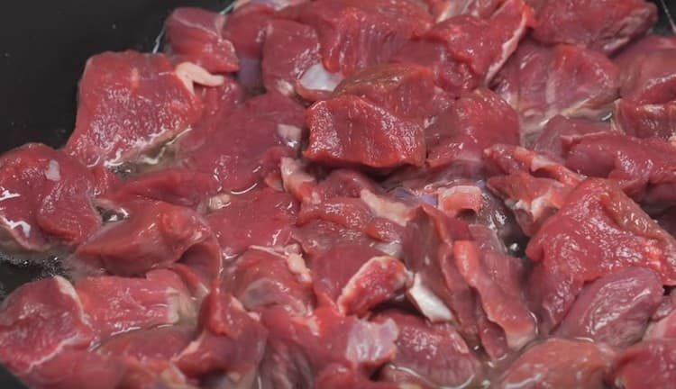 togliamo la coda grassa dalla padella, distribuiamo la carne per friggere.