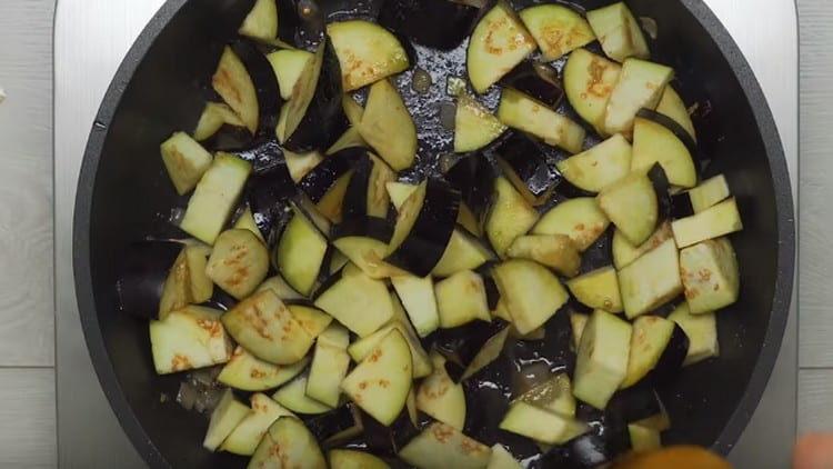 Friggere le melanzane in una padella, rimuovendo la carne da lì.