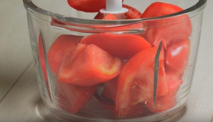 Metti i pomodori a fette nella ciotola del frullatore.