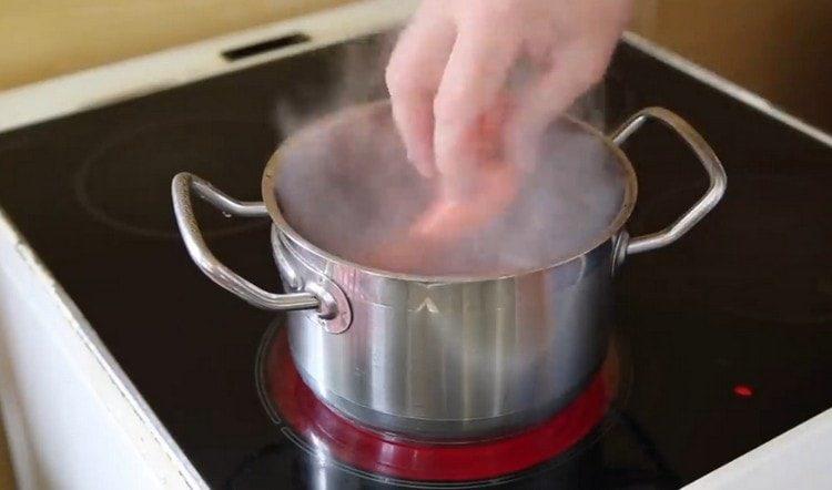 Mettiamo le salsicce in acqua bollente.