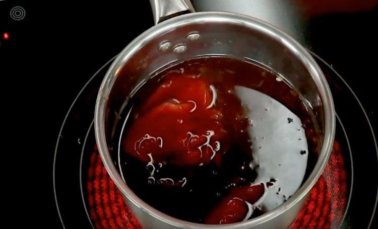 Aggiungi ketchup al succo.