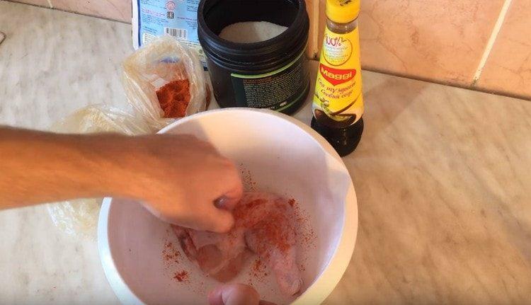 Pagwiwisik ng manok na may ground paprika.