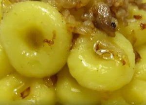 Come cucinare gli gnocchi a casa: una semplice ricetta passo dopo passo con una foto.