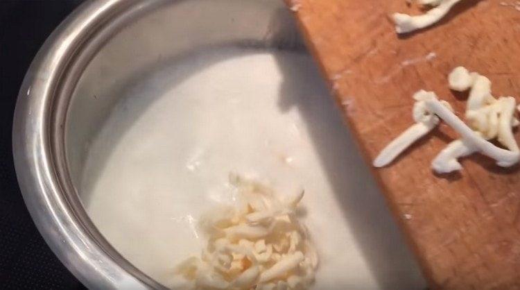 Metti il ​​formaggio nella panna bollente.