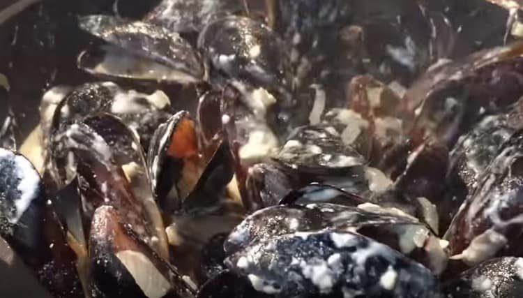 Aggiungi la salsa cremosa alle cozze.