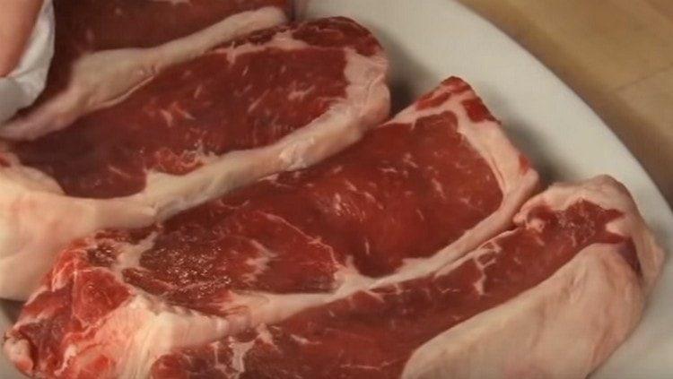 Mettiamo la carne in una ciotola e la mettiamo in frigorifero.