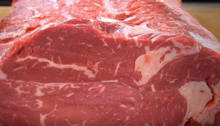 È importante sapere come scongelare correttamente la carne.