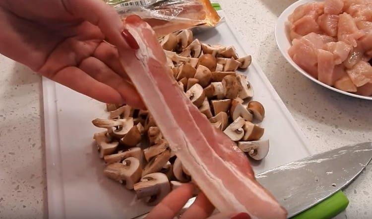 Tagliare la pancetta a fette sottili.