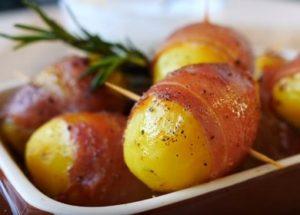 Prepariamo patate profumate con pancetta in forno secondo una ricetta passo-passo con una foto.