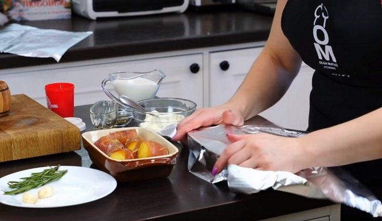 coprire i moduli con un foglio di patate e metterli a cuocere in forno.