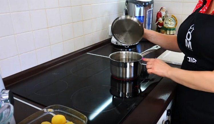 In una casseruola, portare l'acqua a ebollizione.