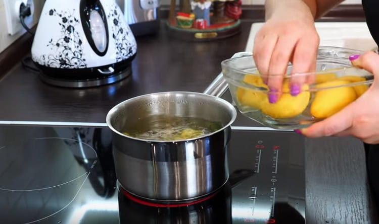 Mettiamo le patate in acqua bollente.