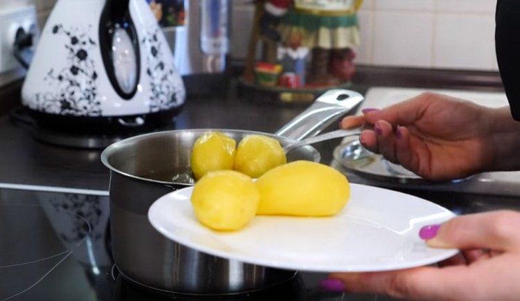 Lessare le patate fino a metà cottura, quindi lasciarle raffreddare leggermente.