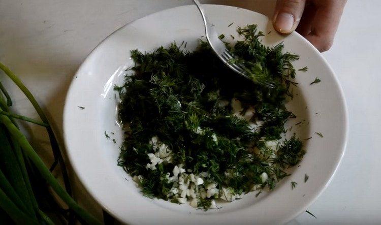 Mescolare l'aneto con aglio e olio vegetale.