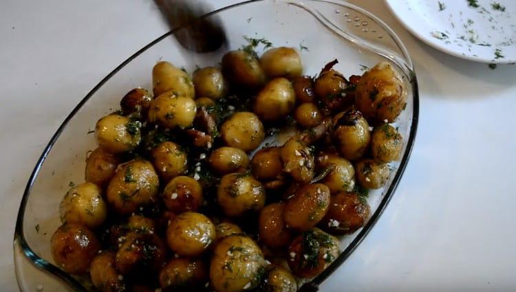 Patate pronte con petto, cotte in forno, versare il condimento all'aglio e mescolare.