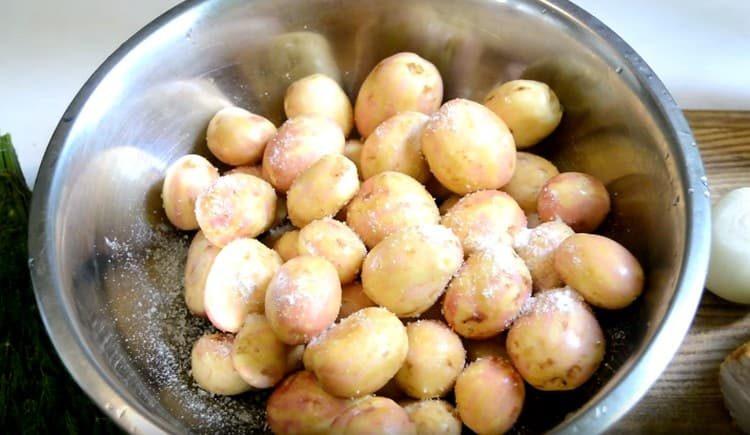 Metti le patate in una ciotola, sale.