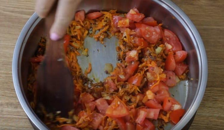 Aggiungi alla padella anche il pomodoro a fette.