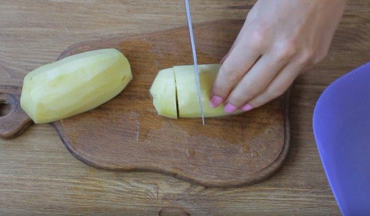 Sbucciare le patate e tagliarle a pezzi.