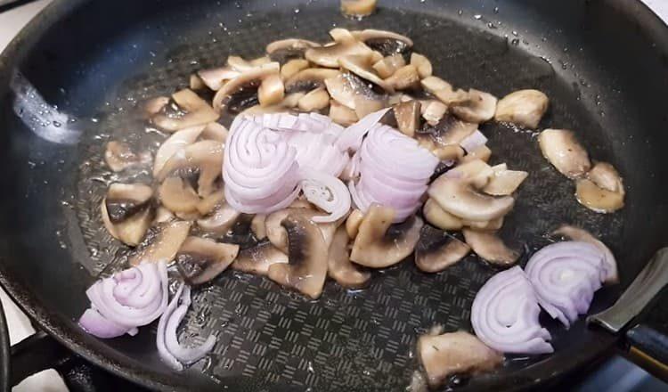 Tagliamo gli scalogni a semianelli e li aggiungiamo ai funghi