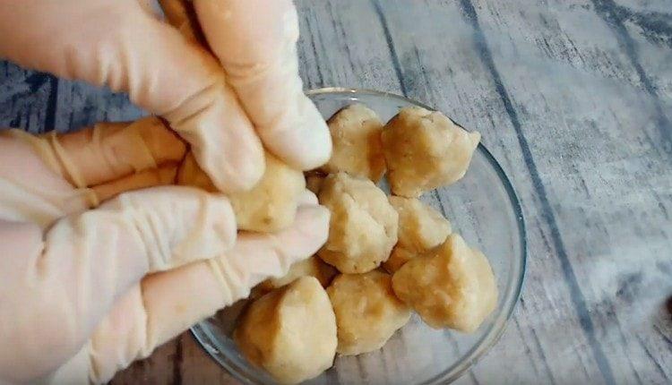 Dividi la massa di cocco in palline.