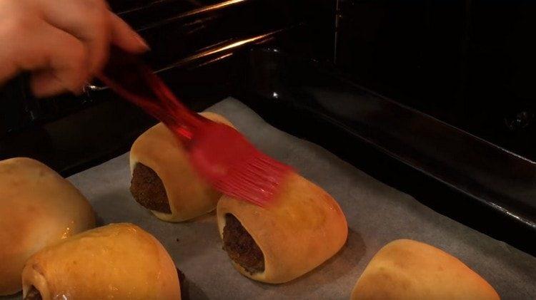 Lubrificare le cotolette quasi pronte nell'impasto con una miscela di tuorlo e latte.