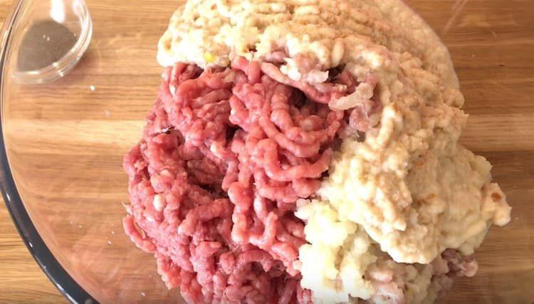 torchiamo la carne attraverso un tritacarne insieme a cipolle e una pagnotta.