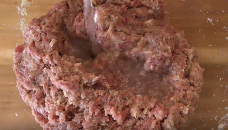 Per succosità, aggiungi acqua alla carne macinata.