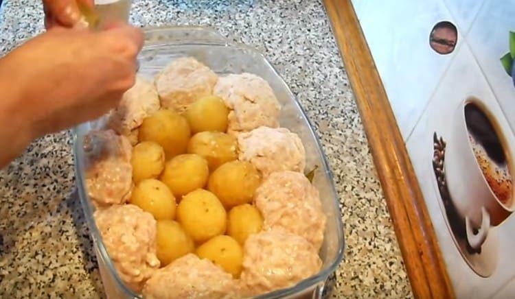 Intorno alle patate mettiamo le polpette.