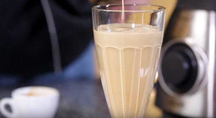 versare il caffè freddo in un bellissimo bicchiere alto per servire.