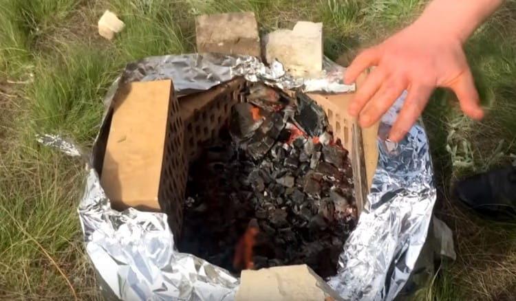 Trasferiamo il pollo alla griglia e prepariamo il barbecue.