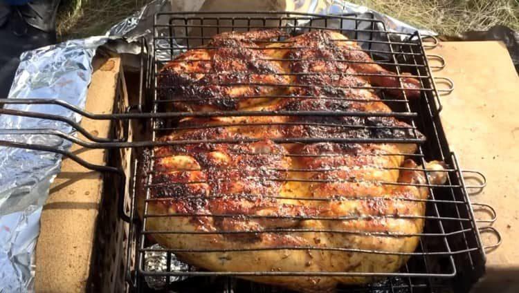 Il pollo al carbone è molto aromatico e gustoso.