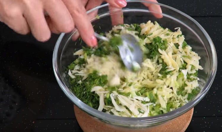 Mescolare il formaggio grattugiato con cipolle e aneto.