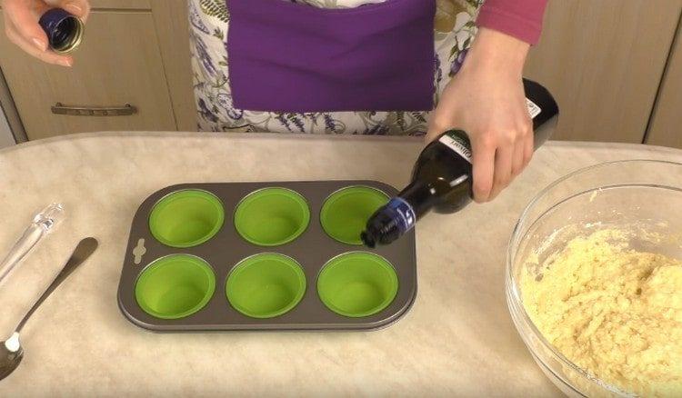 Forme per cuocere i muffin grassi con olio vegetale.