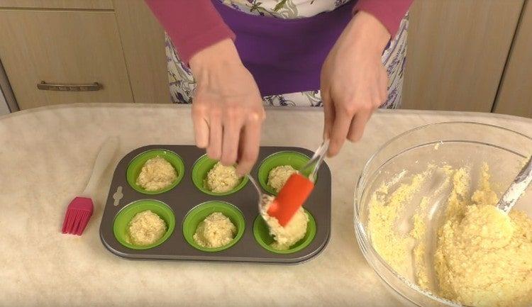 Riempiamo gli stampi con l'impasto.