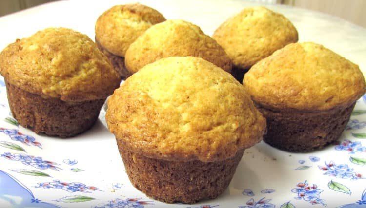 Muffin delicati con ricotta sono pronti.