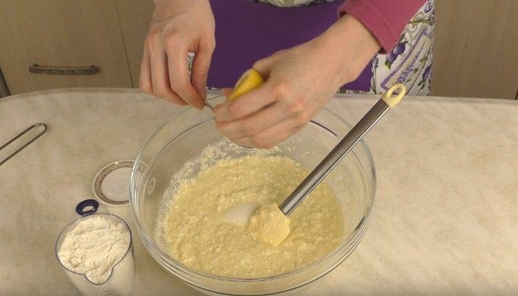 Spegniamo la soda con aceto o succo di limone e aggiungiamo alla massa di cagliata.