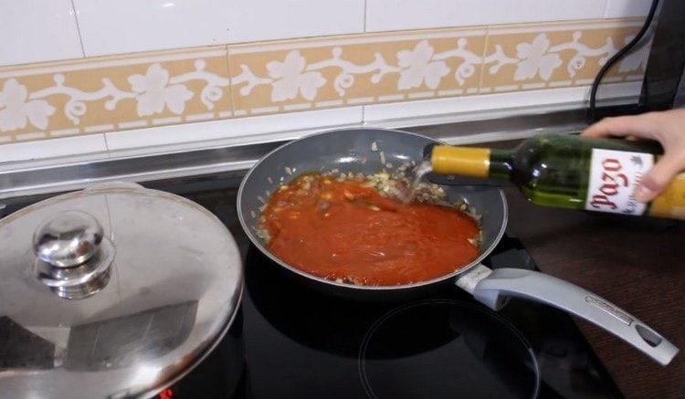 Aggiungi concentrato di pomodoro e vino bianco alle verdure.