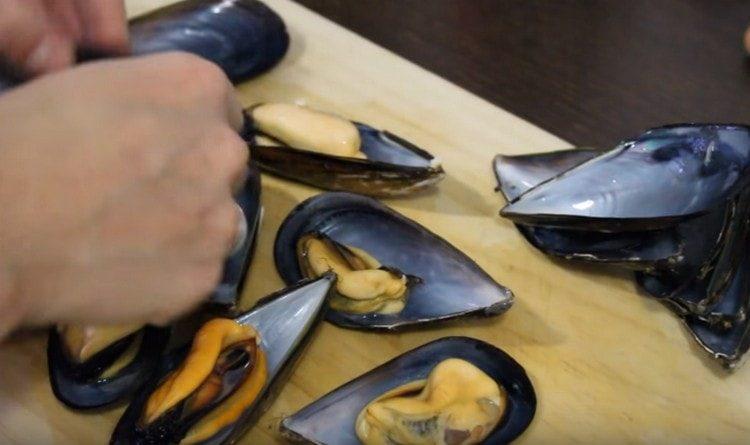 Apriamo le foglie di cozze.