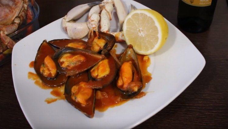 Le cozze in salsa di pomodoro possono essere servite con il limone.