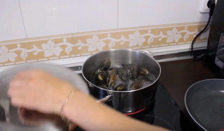 Le cozze bollono, rimuovile dal fuoco.