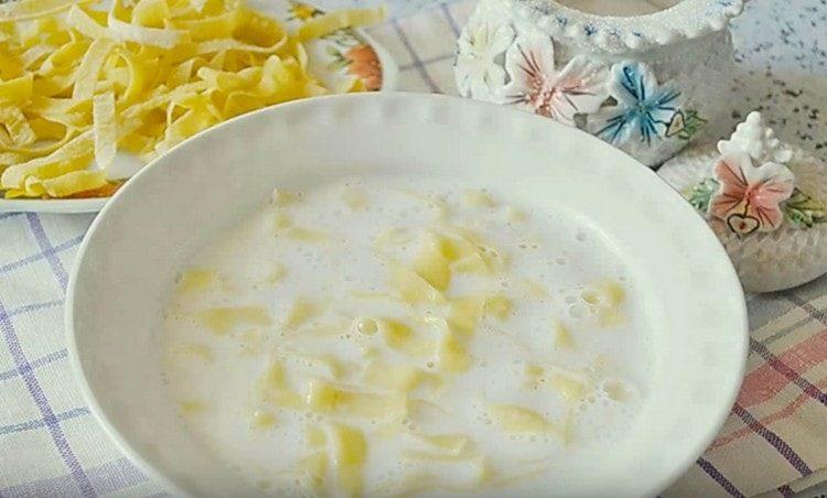 la minestra di pasta leggera al latte è pronta.