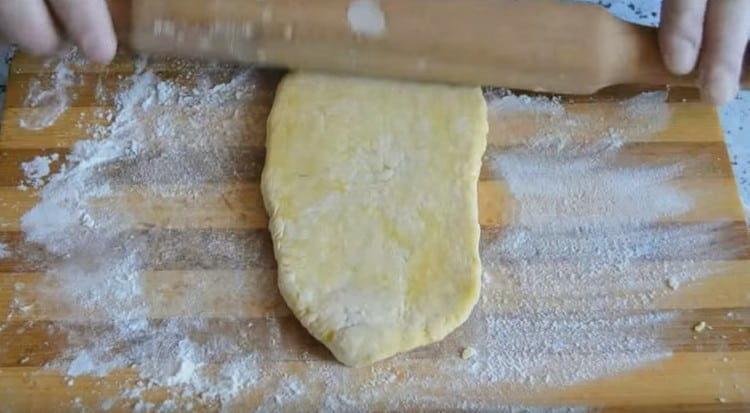 Stendere leggermente la pasta con il mattarello.