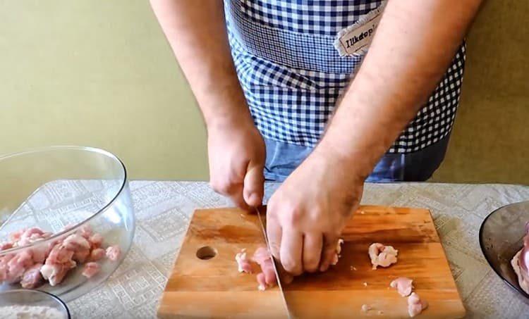 tagliare il maiale e il pollo a cubetti.