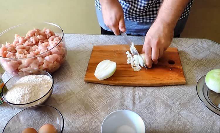 Macina la cipolla con un coltello.